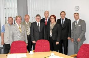 v.l. E. Haug, E. Reichert, H. Lambacher, T. Frommann u. L. Binding (SPD) sowie U. Fickert, H. Keller und H. Brandl (AOK)