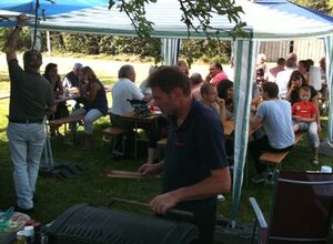 Der stellv. SPD-Ortsvereinsvorsitzende Volker Schmitz gab bei strahlendem Wetter den Grillmeister beim Sommerfest