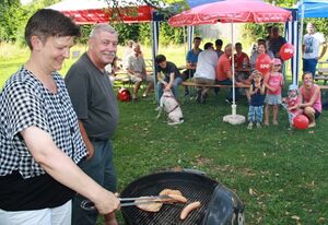 Saskia Esken und Eberhard Haug beim Grillen